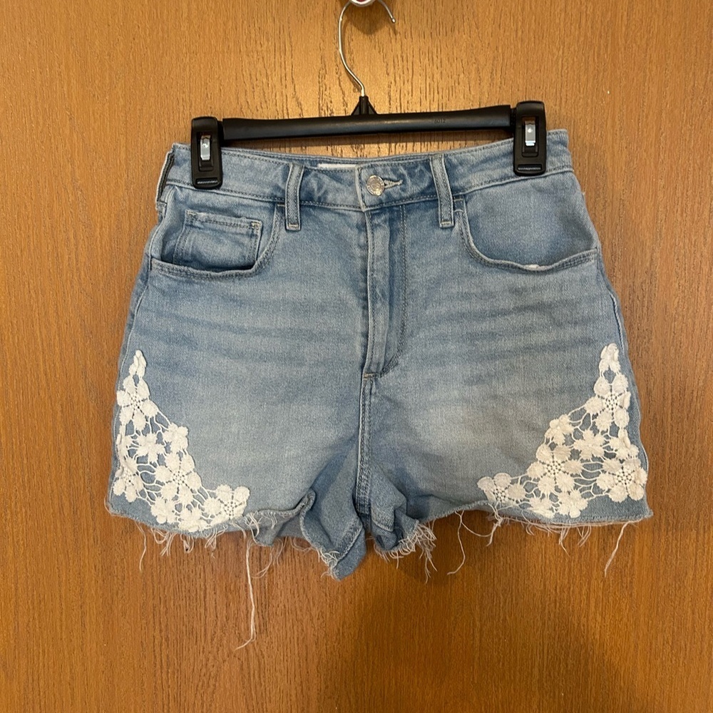 Hollister Light 5/4 w27 Blue Denim Shorts with White Lace Appliqué
